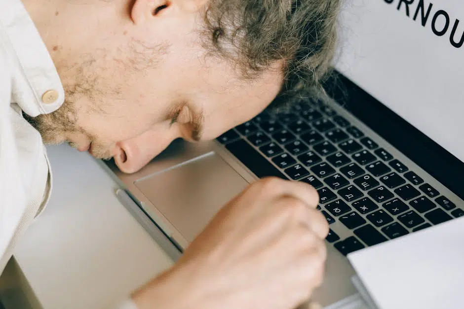 La epidemia silenciosa que te consume: cómo el agotamiento generacional revela un sistema roto y el lujo de desconectar.